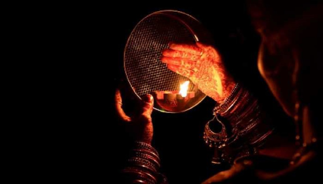 karva chauth: करवा चौथ आज है, जानें पूजा की विधि, कथा और चांद के दीदार का सबसे सही समय.