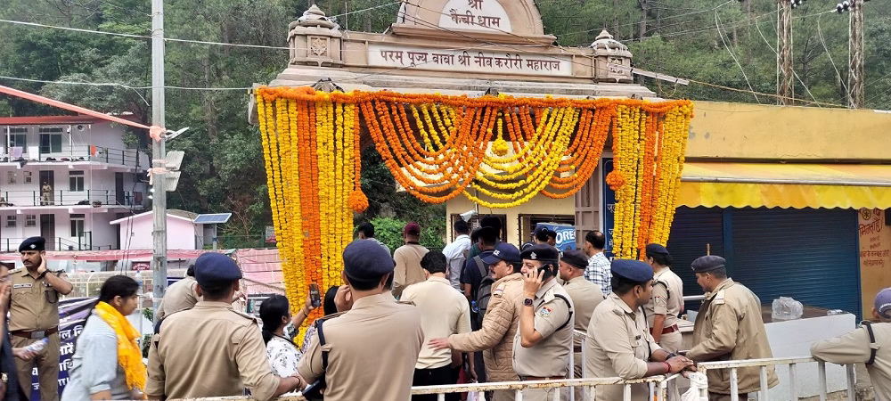 बारिश के बीच बाबा के जयकारों से गुंजा कैंची धाम