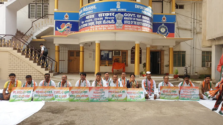 Bihar News: पटना में कांग्रेस नेताओं ने ईडी दफ्तर परिसर में दिया धरना, राहुल गांधी की पेशी को लेकर विरोध