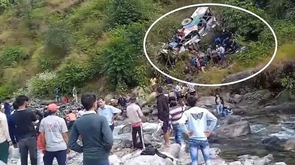 अल्मोड़ा में बस खाई में गिरी, कई मौतों की संभावना