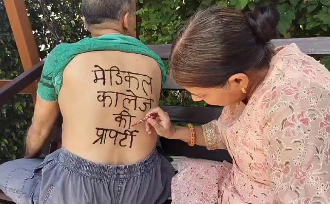 करवा चौथ पर पत्नी ने पति के पीठ पर रचाई मेहंदी