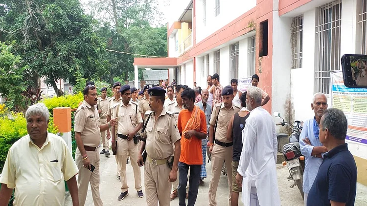 Bihar News: कटिहार में कारोबारी की दिनदहाड़े हत्या, मंदिर से लौट रहे पति-पत्नी को मारी गोली, पत्नी जख्मी