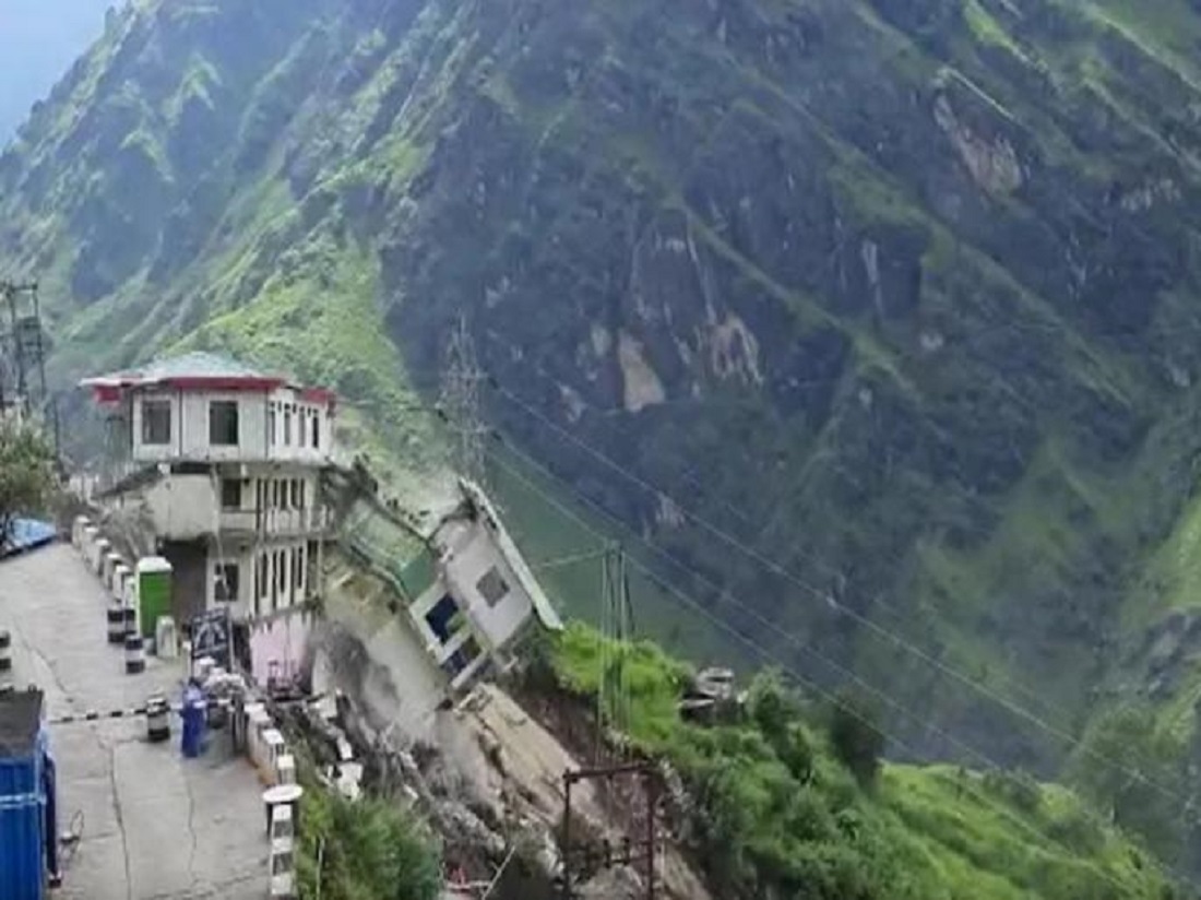 उत्तराखंड: जोशीमठ में लगातार भूस्खलन और धंसने से होने वाले नुकसान के बावजूद, अधिकारियों ने अभी तक प्रभावित निवासियों को नहीं दी कोई राहत.