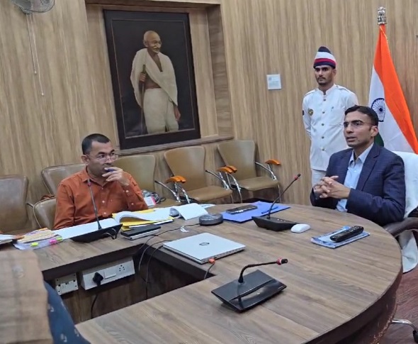 डीएम ने रजिस्ट्रार कार्यालय की लचर कार्यप्रणाली पर लगाई फटकार