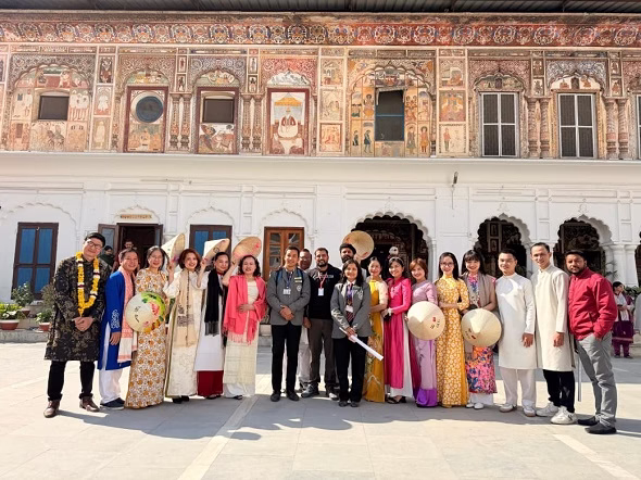 देहरादून में वियतनाम की लडकियां सीख रही योग