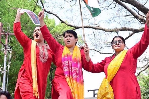 महिला कांग्रेस अध्यक्ष ज्योति रौतेला के नेतृत्व में अनोखा प्रदर्शन