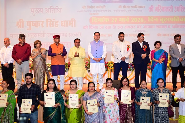 नर्सिंग अधिकारियों को मुख्यमंत्री ने दिए नियुक्ति पत्र