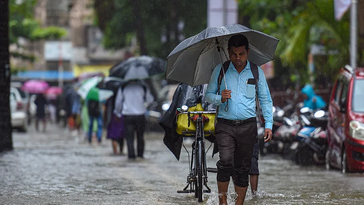 मुंबई में होगी भारी बारिश, महाराष्‍ट्र के इन इलाकों में येलो अलर्ट के साथ-साथ ऑरेंज अलर्ट, जानें अपडेट