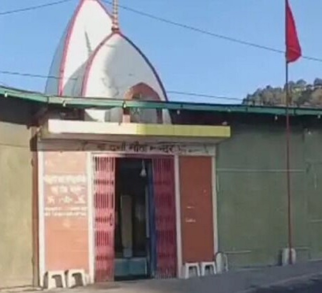 उत्तराखंड: मसूरी-देहरादून मार्ग पर स्थित मां दुर्गा मंदिर पर धावा बोलते हुए बदमाश वहां पर रखें दानपात्र के साथ चांदी के छत्र को लेकर हुए फरार.