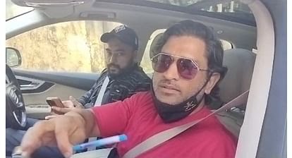 मॉल रोड के ट्रैफिक में फंसे भारतीय टीम के पूर्व कप्तान एमएस धोनी