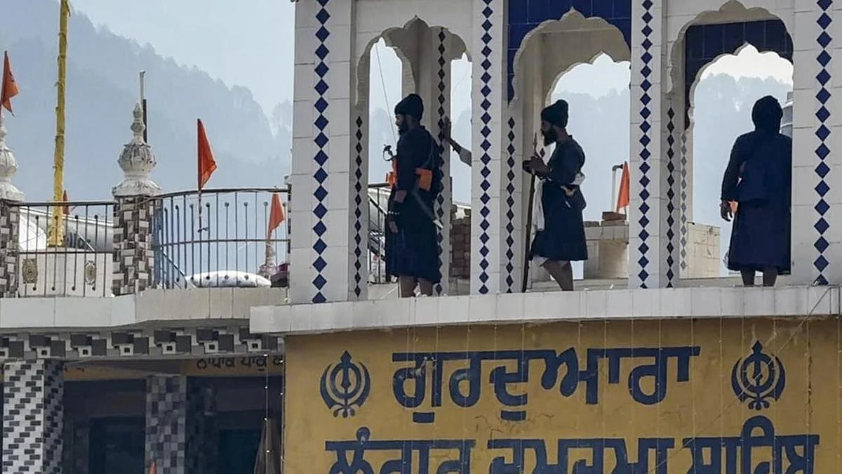 नगरासू गुरुद्वारे में तनाव बरकरार, छत से उतरे 2 निहंग, 5 अब भी मौजूद