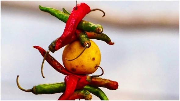 नींबू और मिर्च किसके लिए लटकाते हैं?