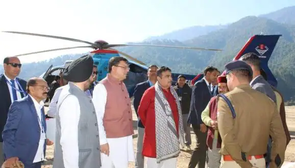 मुख्यमंत्री पुष्कर सिंह धामी और राजमार्ग मंत्री नितिन जयराम गडकरी सिलक्यारा सुरंग में स्थलीय निरीक्षण करने पहुंचे
