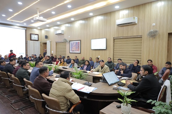 सभी अधिकारी निर्वाचन कार्यों में जुट जाएं : जिलाधिकारी