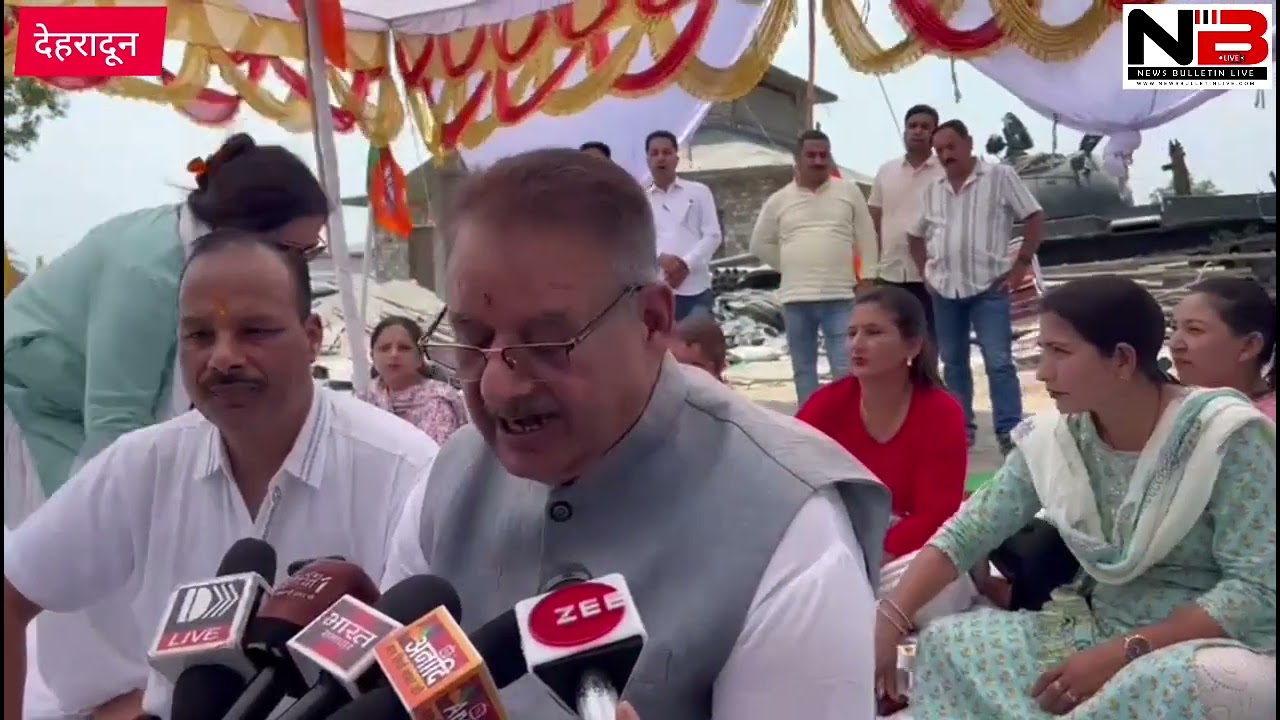 टिफिन बैठक के दौरान भोजन करते कैबिनेट मंत्री गणेश जोशी