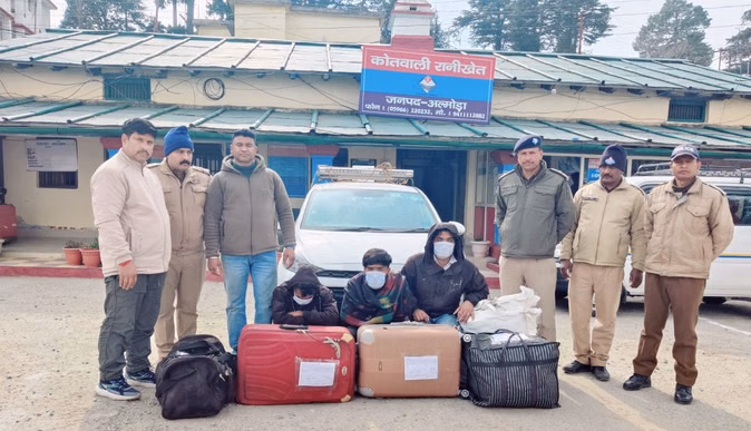 अल्मोड़ा: पुलिस और SOG की बड़ी कार्रवाई: ट्रॉली बैग में ‘टूरिस्ट’ बनकर गांजा ले जा रहे 3 तस्कर गिरफ्तार, 66 किलो माल बरामद.