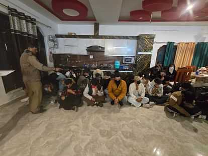 देहरादून में नाइट हाउस पार्टी पर पुलिस की रेड, 57 युवक युवतियां पकड़े