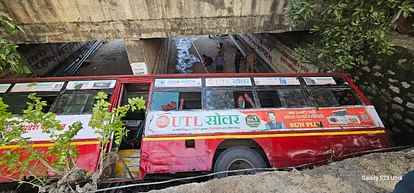 Haridwar: अनियंत्रित होकर पलटी रोडवेज बस, हाईवे की सुरक्षा दीवार तोड़ पार्किंग में गिरी, मची चीख-पुकार