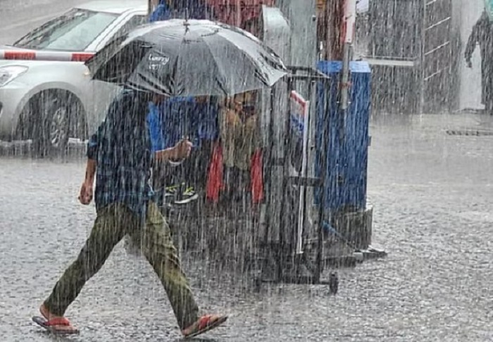 पहाड़ों में गिरा तापमान, आज इन जिलों में भारी बारिश का अलर्ट