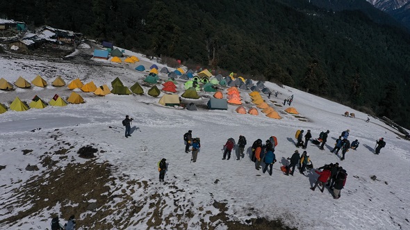 नए साल पर पहाड़ों में उमड़ी पर्यटकों की भारी भीड़