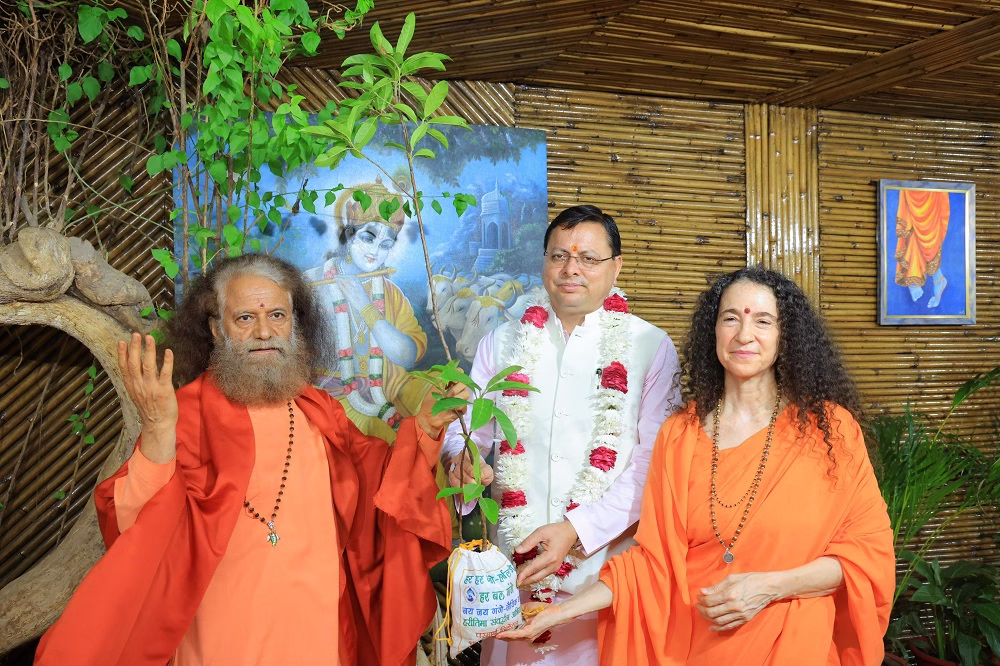 परमार्थ निकेतन में सरकार का पूरा परिवार