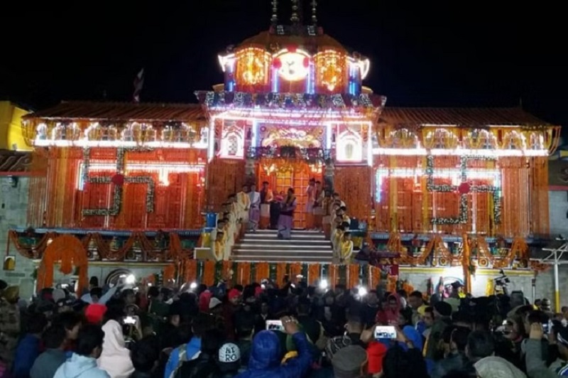 “बद्रीनाथ धाम के कपाट बंद होने की प्रक्रिया, कुछ हटके, चूड़ी और बिंदी पहन कर स्त्री वेश में पूजा करते है पुजारी”