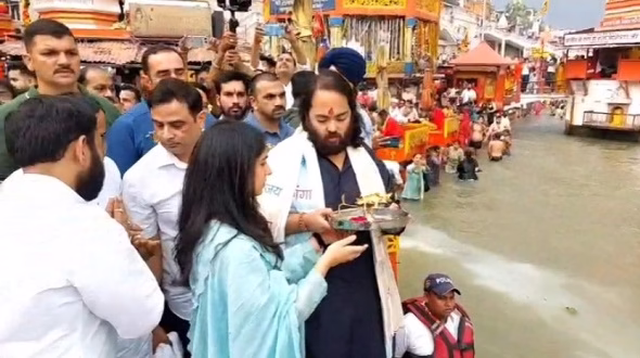 हरिद्वार पहुंचे अनंत अंबानी, पत्नी राधिका संग किया गंगा पूजन