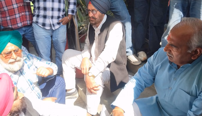 रुद्रपुर में बेमौसमी धान पर रोक के खिलाफ किसानों का प्रदर्शन,