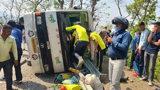 यहां हादसे का शिकार हुई यात्रियों से भरी बस, मची चीख पुकार