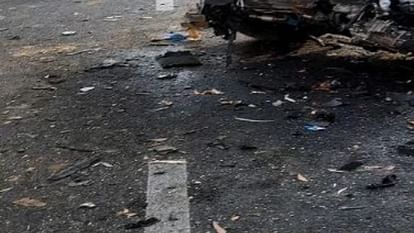 सड़क किनारे खड़ा मदद का इंतज़ार करते ट्रक चालक को कैंटर ने मारी टक्कर, हुई मौत.