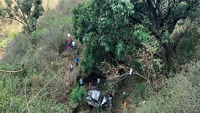 150 मीटर गहरी खाई में गिरी कार, पति-पत्नी और बेटी की मौत..बेटा घायल; मंजर देख दहले लोग