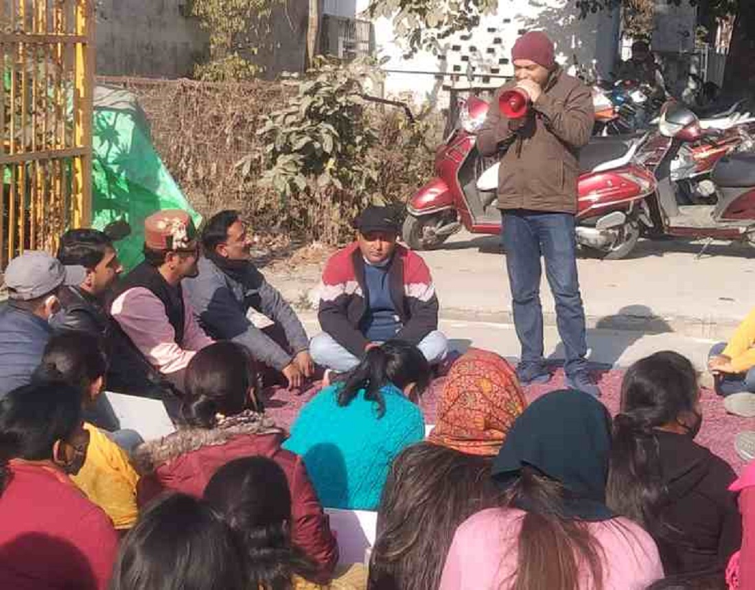 उत्तराखंड विधानसभा के बर्खास्त कर्मचारियों का आंदोलन को 19वें दिन भी जारी, कांग्रेस कमेटी (पीसीसी) के पूर्व अध्यक्ष प्रीतम ने दिया समर्थन: