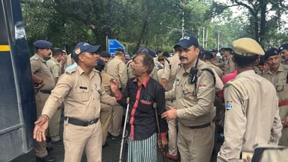देहरादून: दिव्यांगों का सीएम आवास कूच, पेंशन बढ़ाने और लोन माफी की मांग, पुलिस ने हिरासत में लिया
