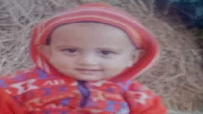 स्कूल बस के टायर के नीचे आने से डेढ़ वर्षीय बच्चे की मौत, चालक फरार