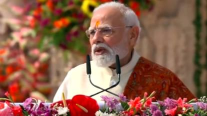 राम मंदिर में ध्वजारोहण: बटन दबाते ही मंदिर के शीर्ष पर पहुंचा ध्वज, प्रधानमंत्री हुए भावुक; साधु-संतों की आँखें नम
