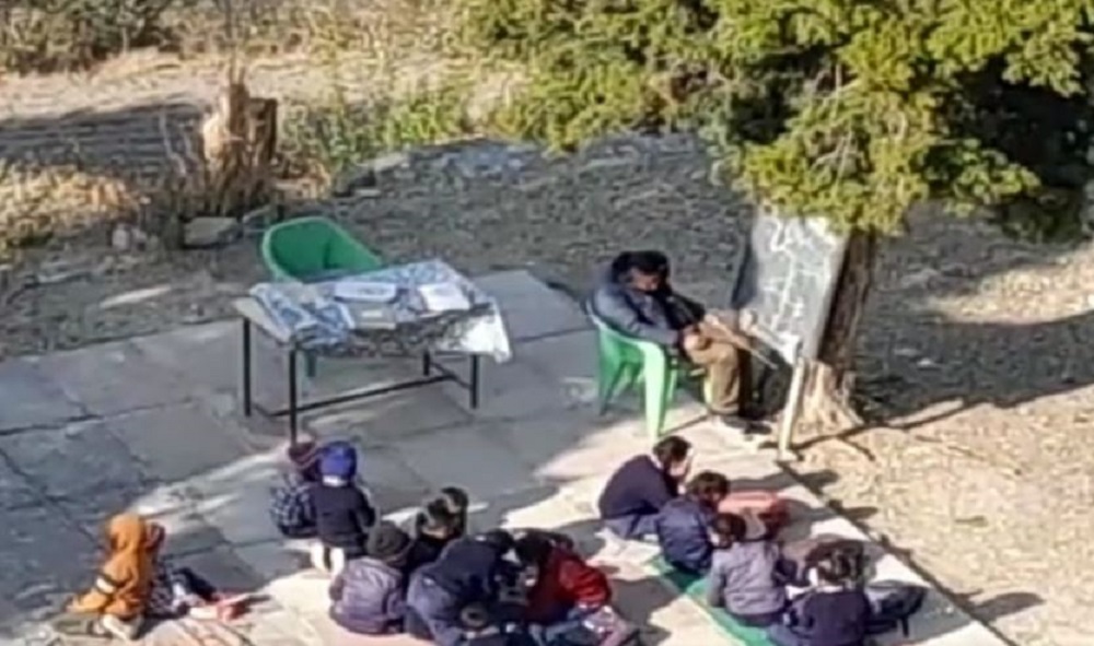 उत्तराखंड के अल्मोड़ा जनपद के प्राथमिक विद्यालय के प्रधानाध्यापक कैसे क्लास में सोये है: देखिए’
