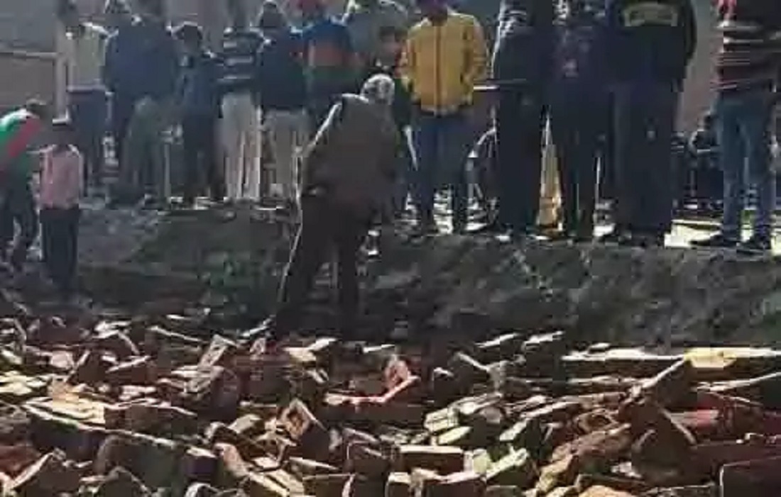 उत्तरप्रदेश में कच्ची दीवार के गिरने से दंपत्ति, उनके पुत्र की मृत्यु हो गयी जबकि तीन अन्य बच्चे गंभीर रूप से घायल: