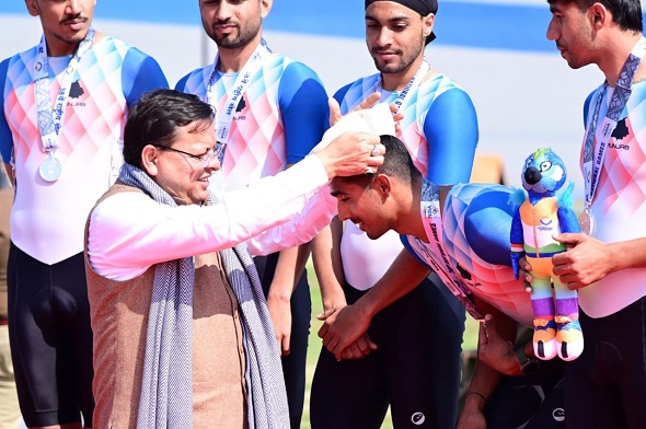 साइकिलिंग विजेताओं को मुख्यमंत्री ने पहनाया मेडल