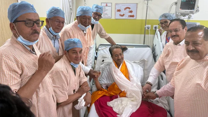 सोनम वांगचुक ने तोड़ा अपना अनशन , जेपी नड्डा और जितेंद्र सिंह से अस्पताल में मिलने के बाद लिया फैसला