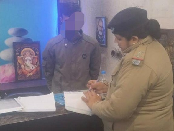स्पा सेंटरों पर छापा, मचा हंगामा