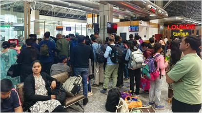 पहलगाम आतंकी हमला: कश्मीर में दहशत, पर्यटक जल्द लौटने को मजबूर, हवाई किराए में भारी बढ़ोतरी
