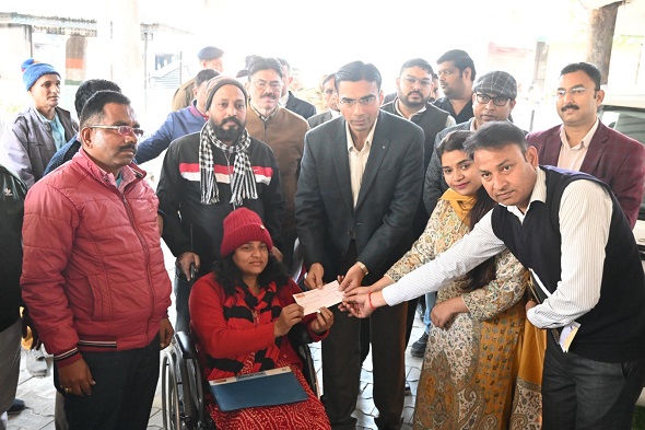डीएम की ‘‘सारथी’’ बनी  दिव्यांग और बुजुर्गों की हमसफ़र 