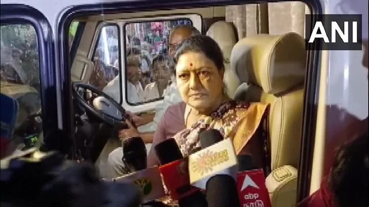 एमजीआर, अम्मा की तरह AIADMK को आगे बढ़ाना चाहती हैं शशिकला, सिंगल लीटर के सवाल पर कही ये बात