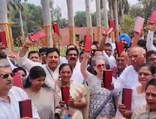 इंडिया ब्लॉक के सांसदों ने संसद में गांधी प्रतिमा के पास किया प्रदर्शन..