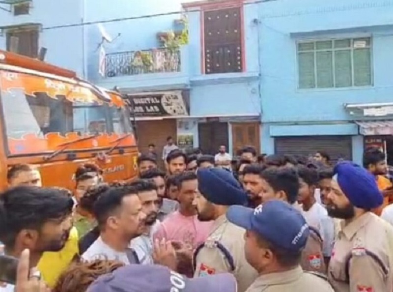 रामनगर में अतिक्रमण के नाम पर दरगाहो को ध्वस्त किए जाने से नाराज लोगों ने मुख्यमंत्री के नाम उपजिला अधिकारी को सौंपा ज्ञापन: