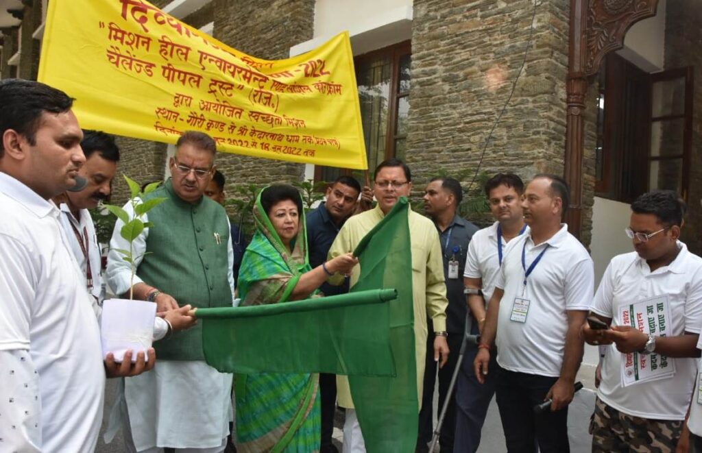 धामी ने पर्यावरण संरक्षण और स्वच्छता अभियान का फ्लैग ऑफ किया