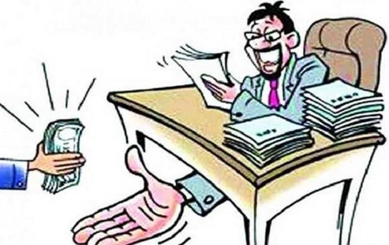 भ्रष्टाचार के महासागर में तैर रहे चंद बड़े-बड़े मगरमच्छ। ।
