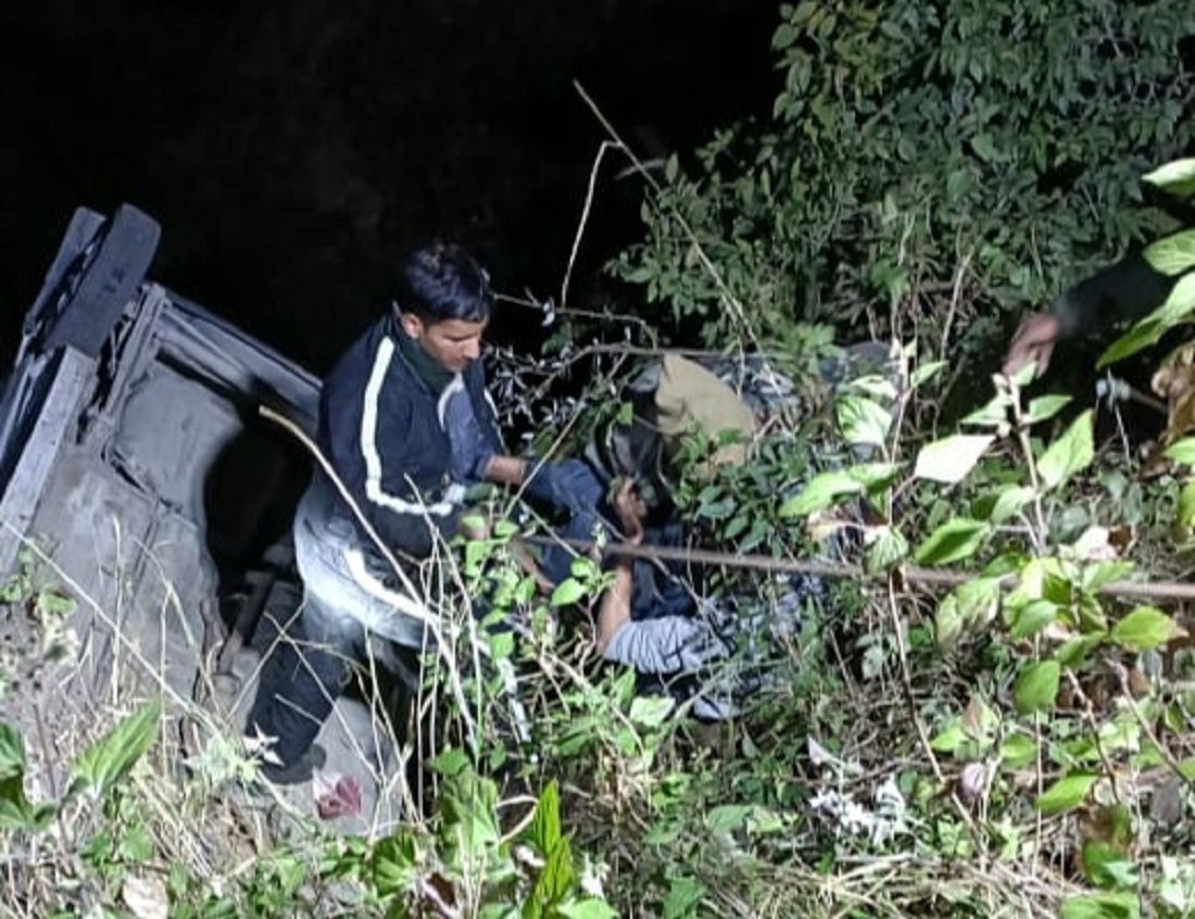 उत्तराखंड में देर रात ब्यासी के समीप एक कार 20 मीटर नीचे खाई में गिरि जिसमे तीन लोग सवार थे, एसडीआरएफ़ ने लोगों को सुरक्षित निकाला बाहर.