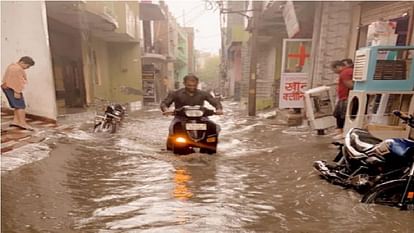 दिल्ली एनसीआर में भारी बारिश के चलते जलभराव, कई जगहों पर रही बत्ती गुल