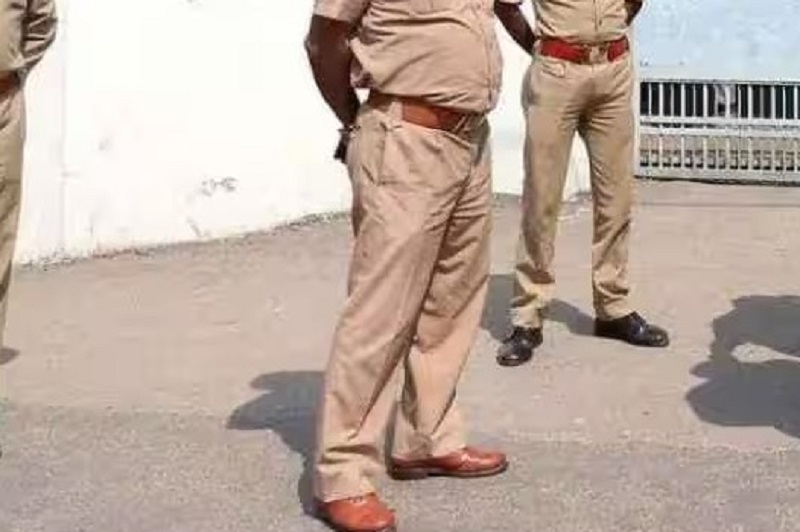 उत्तरप्रदेश में चोरी का माल खरीदने वाले कबाड़ियों को रिश्वत लेकर छोड़ा, पांच पुलिसकर्मी सस्पेंड: